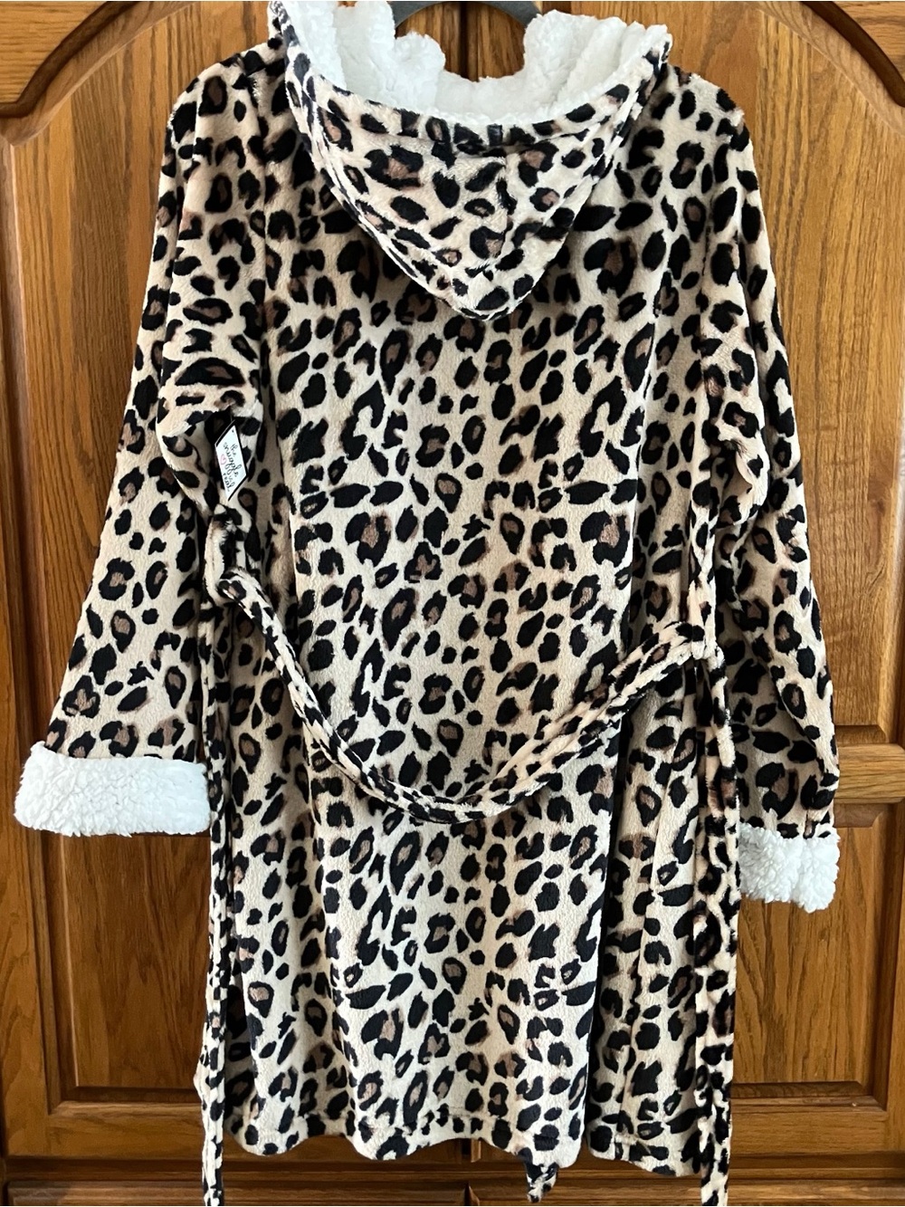 **SOLD**Soft Leopard Plush Robe - Picture 8 of 8